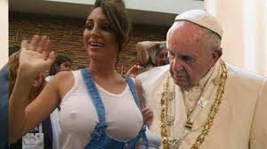  LA BOMBA LATINA ACCUSE LE PAPE FRANCOIS D'AVOIR RELUQUE  SES NICHONS | Montray Kréyol
