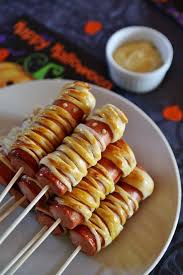 Effrayantes Saucisses Momie Pour Halloween That S Amore Halloween Rezepte Halloween Essen Halloween Essen Rezepte