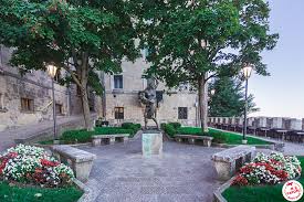 Sint maarten) is an island in the northeast caribbean sea, approximately 300 km (190 mi) east of puerto rico. Visiter San Marino Je Papote