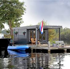 Ein Hausboot Oder Ein Blockhaus Direkt Auf Dem Wasser Wer Traumt Nicht Davon Mit Lugarde Kein Problem Wir Konnen Ihr Gartenhaus V Gartenhaus Blockhaus Haus