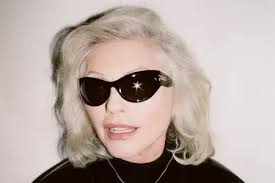 Elton John protagoniza una campaña navideña que hizo llorar a sus fans