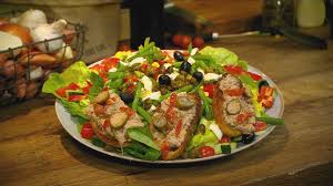 Nizza Salat Mit Thunfischcreme Crostini Das Rezept Aus Essen Trinken Fur Jeden Tag Nizza Salat Essen Und Trinken Essen