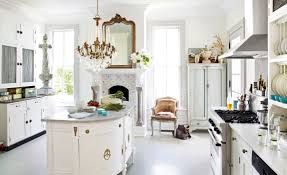 Clear, warm colors whether they're bright, deep or pastel, french country colors have a gentleness about them that translates to instant comfort. 20 Chic French Country Kitchens Farmhouse Kitchen Style Inspiration