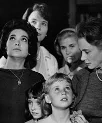 A san francisco playgirl (tippi hedren) follows a bachelor (rod taylor) to bodega bay where, for no apparent reason, flocks of birds begin k. Jessica Tandy And Suzanne Pleshette In The Birds 1963 Kendte