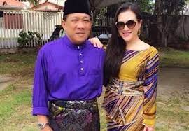 Pelakon datin seri zizie ezette berkongsi beberapa video di laman instagram yang memaparkan suaminya, datuk seri bung moktar radin sedang menunaikan solat. Zizie Ezette Bung Kinabatangan Mokhtar Bakal Timang Anak Kembar Borneo Today