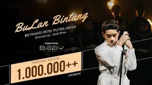 Popularitas lagu tersebut sampai melintasi lautan hindia dan mencapai wilayah nusantarapada awal abad 20. Lirik Lagu Bulan Bintang Betrand Peto Putra Onsu