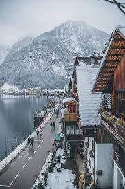 فالثلج الأبيض المتلألئ والنزهات الشتوية المرحة والتزلج باستخدام الزلاجات والتزلج. Hallstatt Austria Madeline Lu Places To Travel Austria Travel Places To Go