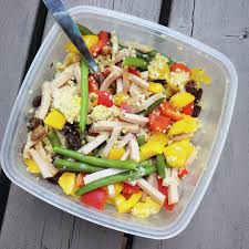 Giet ze af en meng met het citroensap, olijfolie, zout en peper. Mango Couscous Maaltijd Met Sperziebonen En Kip