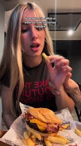 Vicky Comer's Instagram, Twitter & Facebook