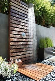 Deko Zen Badezimmer Dusche Mit Einer Palette Im Garten Bequemer Boden Bequemer Boden Dekozenbadezimmer Garden Shower Front Yard Design Backyard
