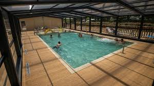 Espace Aquatique Avec Piscine Couverte Et Chauffee En Ariege Á Des Grottes