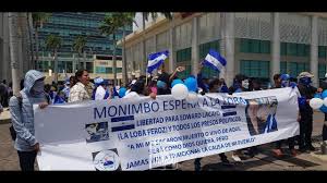 «señor carlos pellas, paguemos no sea sinvergüenza luego de eso, el hijo presidencial advirtió que su próxima visita llegaría al edificio bac, ubicado dentro del edificio pellas, sitio donde opera el. Manifestantes Protestan En El Edificio Pellas En Managua Y Policia Los Rodea Youtube