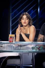 Giulia Stabile a Tu Sì Que Vales in versione dark: maxi stivali e corpetto  per la terza puntata