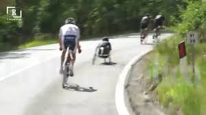 La sterzata improvvisa, la ruota che si solleva, l'handbike che si ribalta e finisce sulla corsia. Hldtvh52f0 D0m