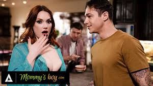 MOMMYS BOY - ¡Un semental enojado se folla Hot madrastra Siri Dahl delante  de su padrastro rudo e impotente! CUCKOLD