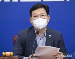 김경수 경남도지사는 28일 취임 3주년 기자회견 자리에서 현안이 있을 때 도 견해를 알리는 것보다 더 중요한 것은 '일 자체를 되게 만드는 것'이라고 말했다. B Fwr6q An 2hm