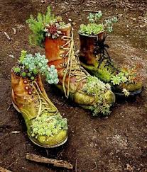 Blumenbeet Anlegen Alte Schuhe Erscheinen Als Blumengefasse Blumenbeet Anlegen Blumenbeet Garten