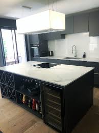 Cuisine Ouverte Grise Mate Avec Ilot Cave A Vin Plan En Dekton Aura Cuisines Design Meuble Cuisine Cuisine Moderne
