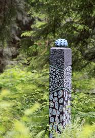 Garden Totem Make The Colors Your Own Art Du Jardin En Mosaique Jardin Mosaique Sculpture De Jardin