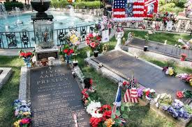 Elvis presley candid footage from paradise hawaiian style. Benjamin Keough Buried Next To Grandfather Elvis Presley At Graceland Aktuelle Boulevard Nachrichten Und Fotogalerien Zu Stars Sternchen
