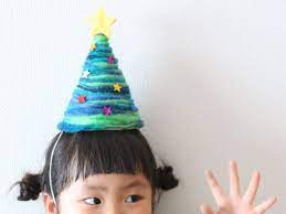 極太毛糸で簡単 手作りクリスマスツリー パーティー三角帽子 暮らしニスタ 三角帽子 クリスマスパーティー キッズ クリスマス 制作 保育