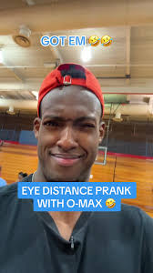 O-MAX Prosper Face Distance Prank