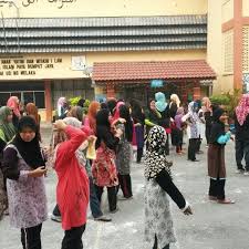 Ertinya mereka yang berada dalam golongan yatim (anak yatim) memerlukan perhatian dan pembelaan daripada masyarakat untuk membolehkan mereka hidup selesa dan sempurna seperti orang lain yang mempunyai penjaga (ayah atau ibu). Photos At Payasum Anak Yatim Dan Miskin Sungai Udang Melaka