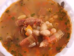 Fasole uscata, ciolan afumat, ceapa, ardei gras, morcov, telina, suc de rosii (pasta de tomate), ulei, sare, cimbru, marar. Ciorba De Fasole Cu Leustean