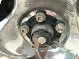 If they are not visible like these they are automatically engaged when selecting 4x4 manuals on the other hand require to be engaged manually, this is done by simply turning the hub from free to the lock position. Adding Manual Control To Your 1998 2000 Ford Ranger Pulse Vacuum Hubs The Ranger Station