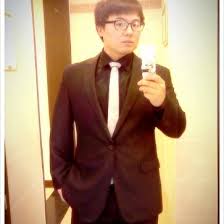 Artist creates voyeuristic paintings of real museum patrons lost in the beauty of fine art. ê¹€íƒœì§„ Filmmaker Pinky Twitter