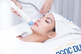 Hoàng Thùy chứng tỏ bản lĩnh trong phần thi ứng xử trước Hội đồng giả định 