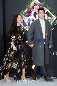 1996년 sbs 드라마 《성장느낌 18세》로 데뷔했고, 그 후 중국으로 진출하여 2011년 후난위성 tv의 《회가적 유혹》에 출연했다. Afzepkrc2eqrym
