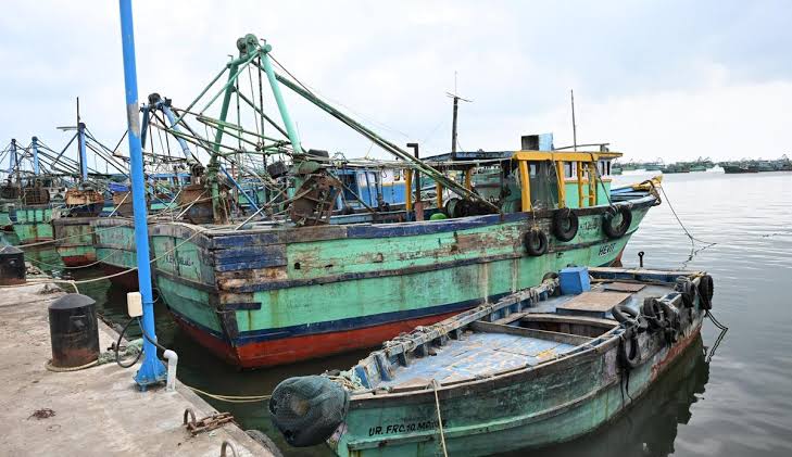 Fishermen stay away from sea in Rameswaram - The Hindu