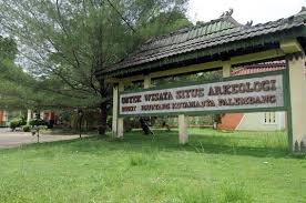 Bukit ini merupakan tempat sakral yang menyimpan cerita dan kisah dari kerajaan sriwijaya. Di Balik Cerita Misteri Bukit Siguntang Sekolah Jurnalisme Indonesia Sumsel