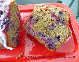Cake Amandes Citron Et Fruits Rouges En 2020 Cake Amande Dessert Gateaux Et Desserts