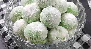 Kue kering putri salju kali ini terasa lebih istimewa dengan campuran keju yang ada di dalam adonan kue kering ini. Mencicipi Kue Putri Salju Pandan Rasanya Lezat Dan Lembut
