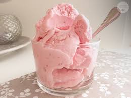 Ecco allora per voi una semplicissima ricetta per il gelato alla crema versare la crema nella gelatiera e lasciarla per quindi o venti minuti, fino a che il gelato sarà sufficientemente sodo. Gelato Alla Fragola Con Gelatiera Auto Refrigerante Ricette Al Volo