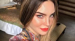 Belinda antes de salir al desfile rodeada de top models y grandes figuras  de la moda. Ahí se encuentran también Anitta y Renata Notni que lucieron  también increíbles