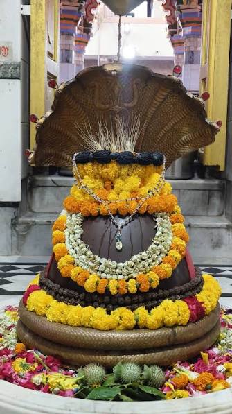 શ્રી કાશી વિશ્વનાથ મહાદેવ મંદિર, જામનગર આજ રોજ તા ૧૫/૧૦/૨૦૨૦ ગુરૂવાર ના રોજ  પુરસોત્તમ માસ નિમિતે ૨૧૫૧ દિપમાળા ના દર્શન