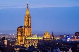 Avec sa flèche de plus de 140 mètres de haut, elle fut pendant 2 siècles après sa construction au 13e siècle le monument le plus haut du monde. La Cathedrale Office De Tourisme De Strasbourg Et Sa Region
