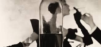 Penn never took a formal course in photography, which was not yet considered a fine art, focusing instead on painting. Irving Penn Artpil