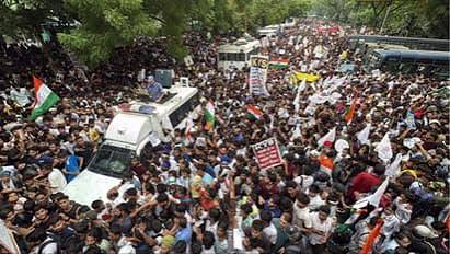 Jantar Mantar CJP Protest: বুধবার সকাল থেকে ক্রমশই ভিড় বাড়ছে দিল্লির যন্তর মন্তরে! এবার বিক্ষোভ শুরু বিদেশেও | Jantar Mantar Cjp Protest The Crowd At Delhi S Jantar Mantar Is ...