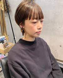 50代の面長さん に似合う髪型まとめ 若く見えるヘアスタイルを長さ別にご紹介 folk 髪型 髪の分け目 ミディアムロング