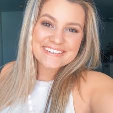 Sarah Curlee's Instagram, Twitter & Facebook