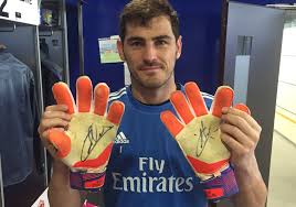 He is an actor, known for goal ii (2007), torrente 3. Die Handschuhe Von Iker Casillas Vom Cl Viertelfinale Am 14 April