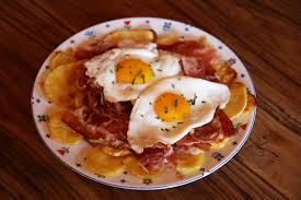 Unire adesso sia le patate che le uova, sgusciandole direttamente nella padella, in appositi spazietti che avrete creato apposta. Uova Con Lo Speck E Patate Arrostite La Vera Ricetta Dell Alto Adige La Cucina Di Bacco