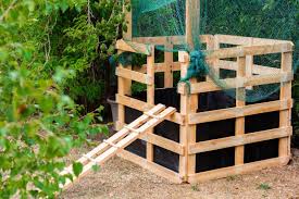 Kompost Anlegen Fur Unsere Huhner Komposter Aus Holz Bauen Huhner Halten Im Garten Lillelutt In 2020 Huhner Im Garten Kompost Zaun Aus Paletten