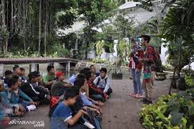 Bagi anak di bawah 4 tahun, gratis biaya masuk. Pengunjung Kebun Raya Bogor Anjlok Akibat Kelangkaan Parkir Antara News