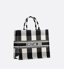 Sac Dior Book Tote En Toile Brodee Ecru Et Noir From Dior On 21 Buttons Vous y trouverez les meilleures pièces uniques ou personnalisées de nos sacs portés épaule boutiques. sac dior book tote en toile brodee ecru et noir from dior on 21 buttons