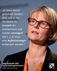 Bundesbildungsministerin Anja Karliczek hat einen Aktionsplan für  Schüler:innen angekündigt. Damit will sie Bildungslücken schließen, die  durch die Pandemie entstanden sind.